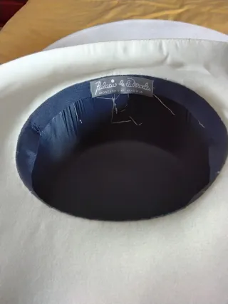 Sombrero de ceremonia azul y blanco