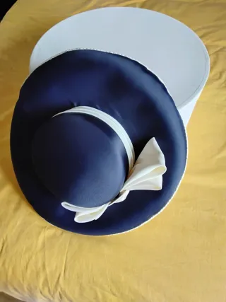 Sombrero de ceremonia azul y blanco