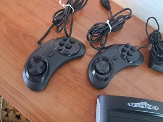 Sega Mega Drive Mini + 80 giochi e 2 controller