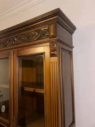 Librería de madera con puertas de cristal