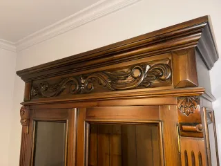 Librería de madera con puertas de cristal