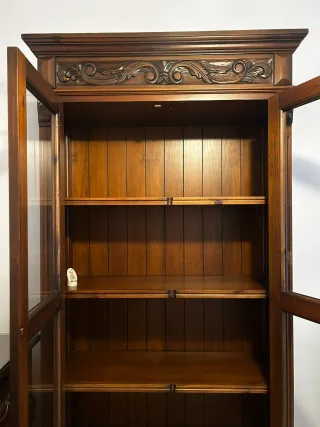 Librería de madera con puertas de cristal