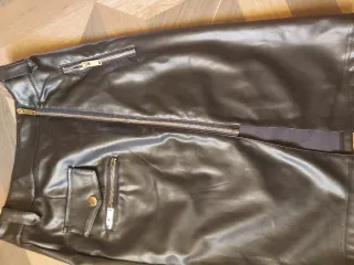 Gonna ecopelle nera con zip