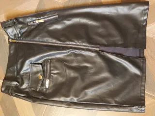 Gonna ecopelle nera con zip