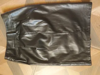 Gonna ecopelle nera con zip