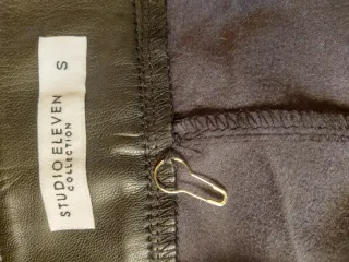 Gonna ecopelle nera con zip