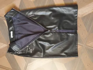 Gonna ecopelle nera con zip