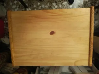 Mesa de pino para televisor.