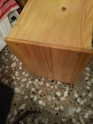 Mesa de pino para televisor.