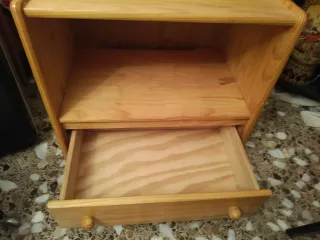 Mesa de pino para televisor.