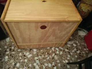 Mesa de pino para televisor.