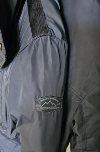 Cazadora acolchada confeccionada en tejido técnico