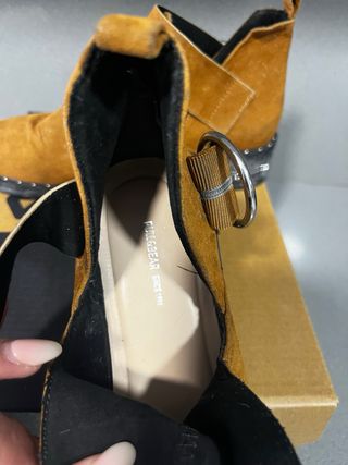 Botines planos con hebillas