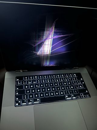 Macbook pro 2024 con pantalla rota