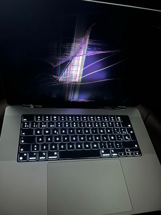 Macbook pro 2024 con pantalla rota