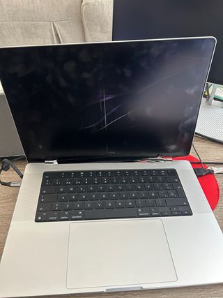 Macbook pro 2024 con pantalla rota