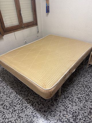 Colchón antiguo y estantería