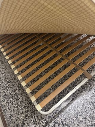 Colchón antiguo y estantería