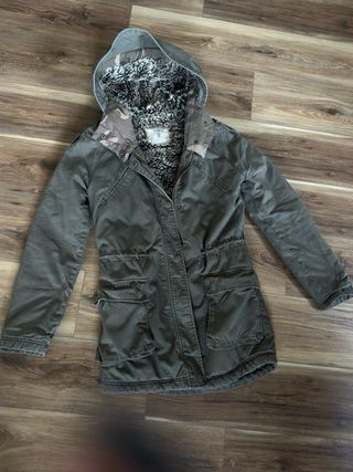 Parka verde militar forrada de pelo interior