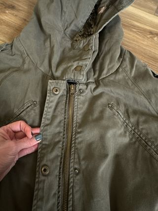 Parka verde militar forrada de pelo interior