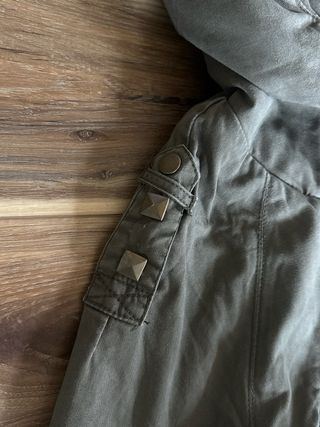 Parka verde militar forrada de pelo interior