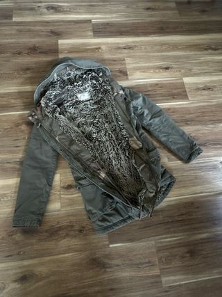Parka verde militar forrada de pelo interior