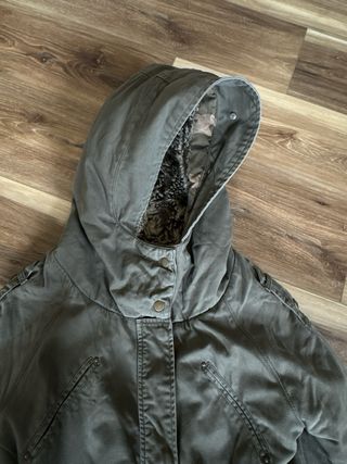 Parka verde militar forrada de pelo interior