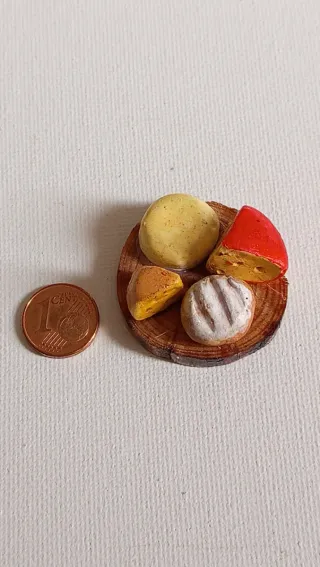 Miniature di tre formaggi e un pane