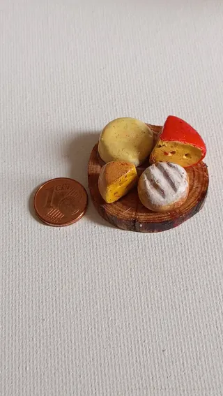 Miniature di tre formaggi e un pane