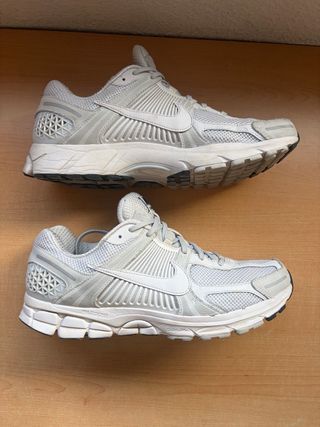 Zapatillas nike vomero 5 en color beige