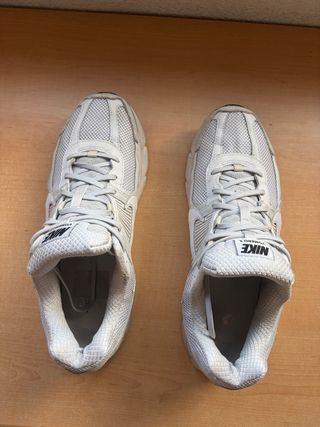 Zapatillas nike vomero 5 en color beige