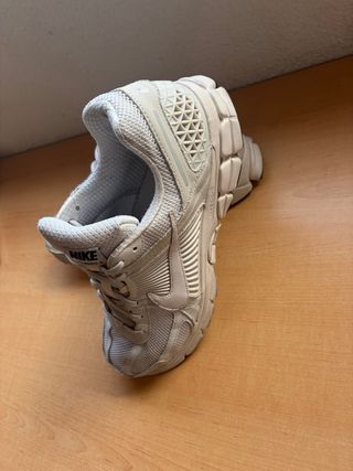Zapatillas nike vomero 5 en color beige