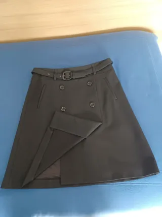 Falda color negro, largo por encima de la rodilla