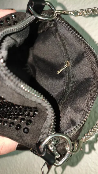 Bolso con pedrería negra