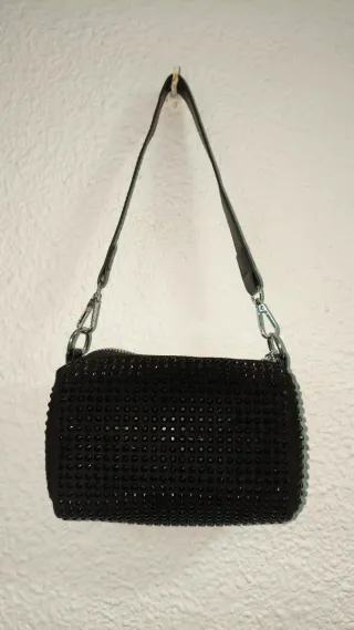 Bolso con pedrería negra