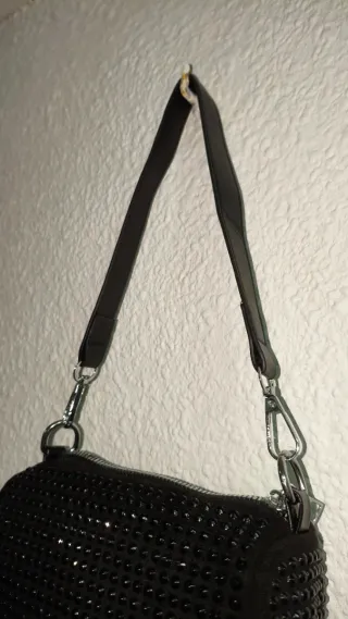 Bolso con pedrería negra