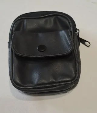 Piccolo borsello nero con 2 zip e bottone