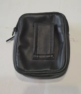 Piccolo borsello nero con 2 zip e bottone