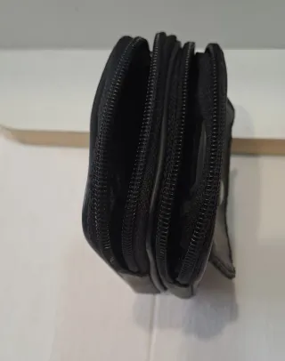 Piccolo borsello nero con 2 zip e bottone