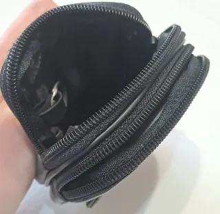 Piccolo borsello nero con 2 zip e bottone