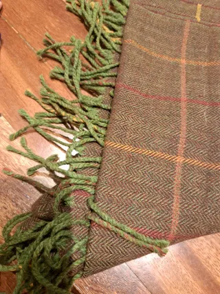 Bufanda marrón espiga con flecos verdes