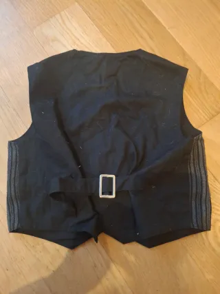 Gilet di abito per bambino di 18 mesi. Regolabile
