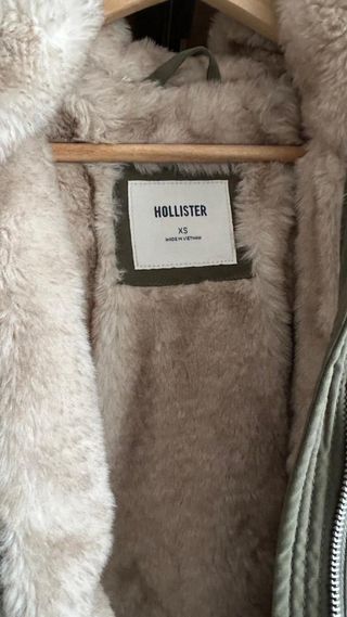 Abrigo Hollister verde con capucha