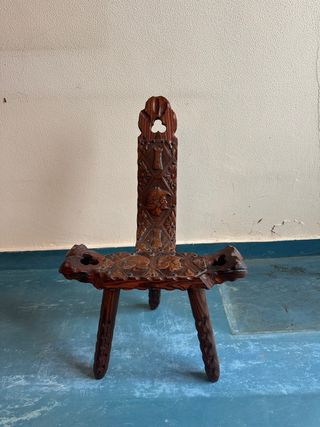 Silla paritoria de madera tallada