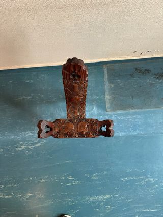 Silla paritoria de madera tallada