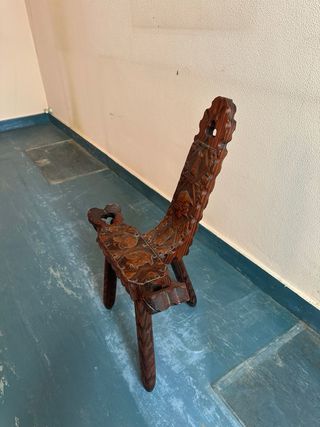Silla paritoria de madera tallada