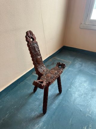 Silla paritoria de madera tallada