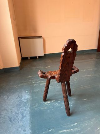 Silla paritoria de madera tallada