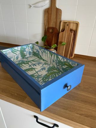 Cajón decorativo azul con estampado floral