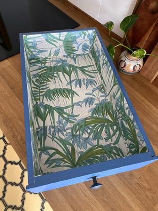 Cajón decorativo azul con estampado floral